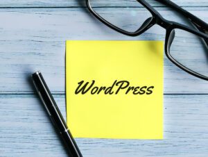 Hvad er wordpress. Dette er et billede af en sticky note, hvor der står WordPress på. Billedet er en del af en artikel som beskriver hvad det mest populære CMS system WordPress er og gør.